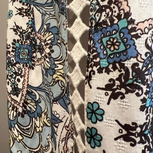 NET🩵🤍Lovestitch White Crochet Top with Blue Floral Design - Picture 6 of 12